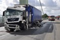 Schwerer LKW VU PKlemm A 4 Rich Olpe auf der Rodenkirchener Bruecke P276